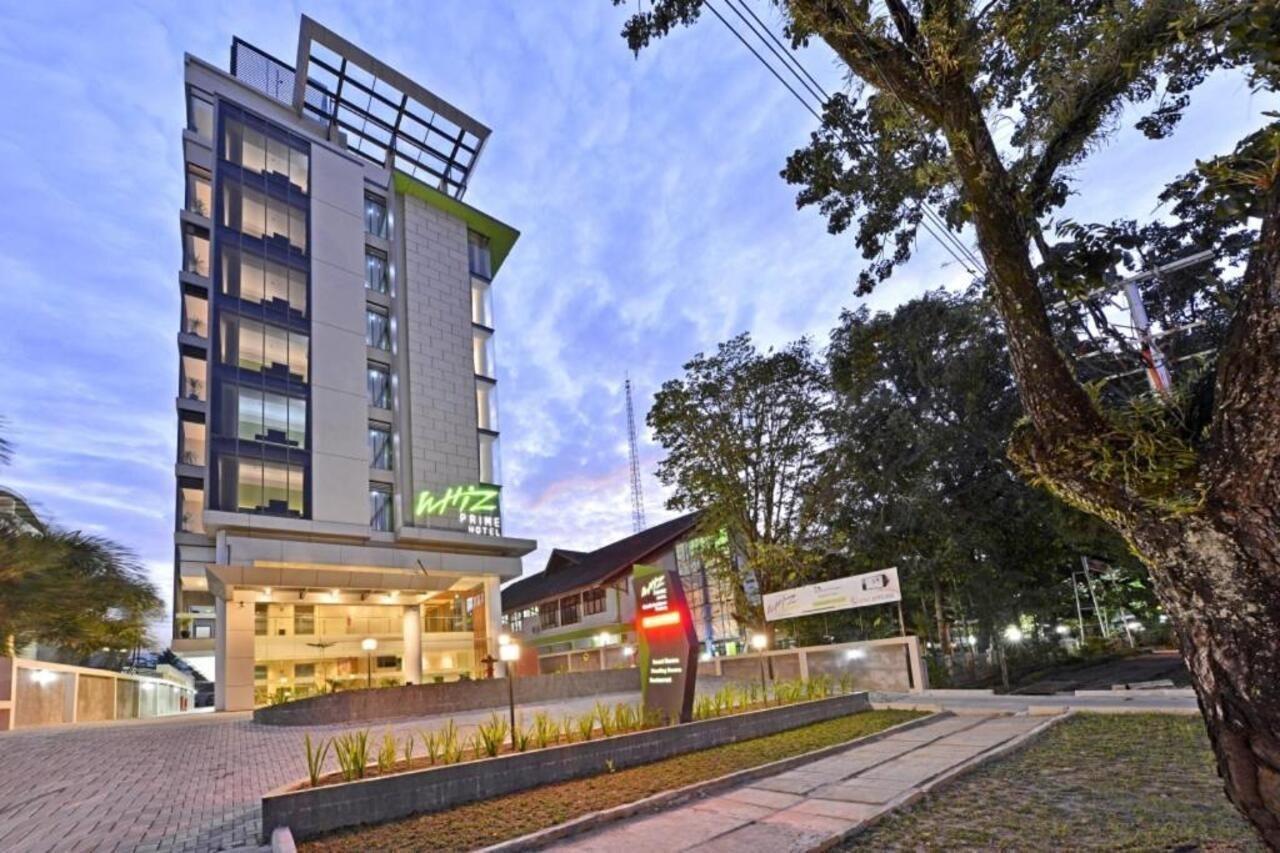 Whiz Prime Hotel Khatib Sulaiman Padang Padang  Exterior foto